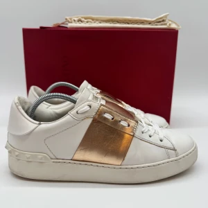 VALENTINO OPEN SNEAKERS - Valentino open sneakers - Skick: 8,5/10 - Storlek 38,5 - Tillbehör: Dustbag - Nypris 7700kr - deluxecloset 