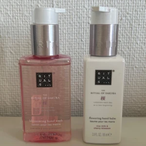 Rituals The Ritual of Sakura duo - Sakura Duo. Ej använd. 75kr för båda. Den rosa är 110 ml och den vita är 85 ml. 