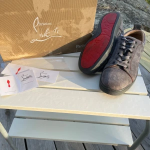 Gråa sneakers från Christian Louboutin - Säljer ett par gråa skor från Christian Louboutin. Perfekta för dig som gillar lyxiga och exklusiva skor. Dem är i väldigt bra skick och man får med box, bag och papper. Priset kan diskuteras. 