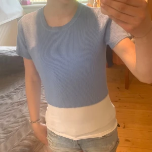 Ljusblå ribbad topp från Zara - Supersöt ljusblå ribbad topp från Zara.