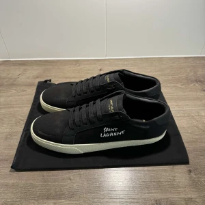  Saint Laurent skor - Säljer ett par riktigt fina skor från saint Laurent skorna är i nyskick och storlek 44 men sitter som 43 box och dustbag medföljer😁.