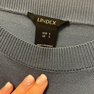 Ljusblå stickad kortärmad tröja Lindex - Superfin ljusblå stickad tröja från Lindex som knappt är använd! Säljer en likadan i beige. Skriv för fler detaljer/bilder😽