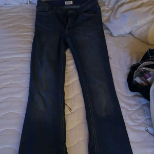 Mörkblå bootcut jeans från Lindex - Snygga mörkblå jeans från Lindex i klassisk bootcut-modell. Jeansen har fem fickor, normal passform och är tillverkade i mjukt denimtyg. Perfekta för dig som gillar en tidlös look med lite utsvängda ben. Dom är jätte fin färg. Lite slitna längst ner men det är inte super synligt.