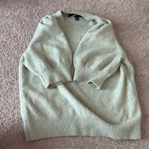 Ljusgrön stickad tröja Vero Moda - Superfin ljusgrön stickad tröja från Vero Moda med puffiga halvlånga ärmar och bred ribbad mudd vid ärmslut och nederkant. Tröjan har en rund halsringning. Köparen står för frakt!💞