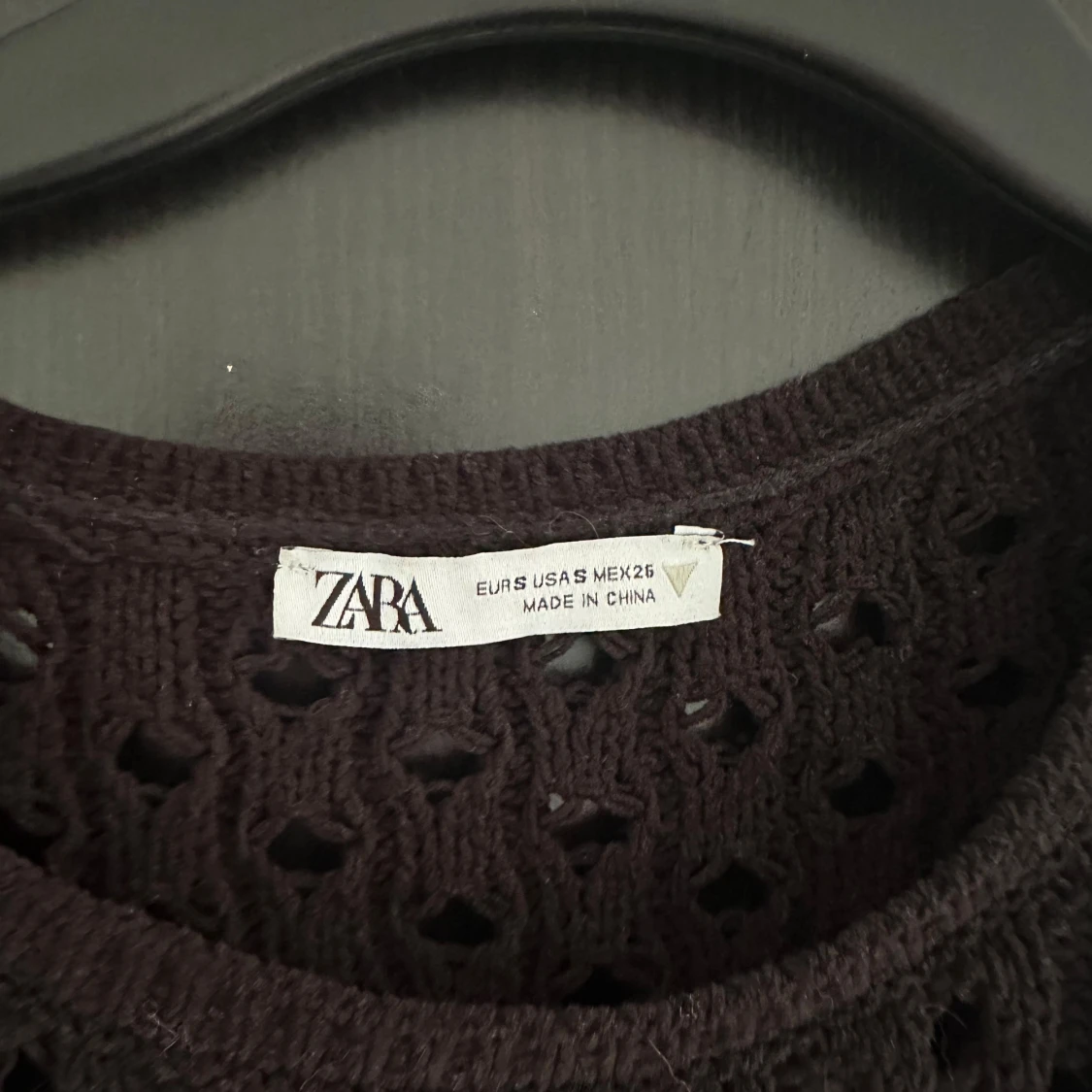 Svart stickad croppad topp från Zara - 3