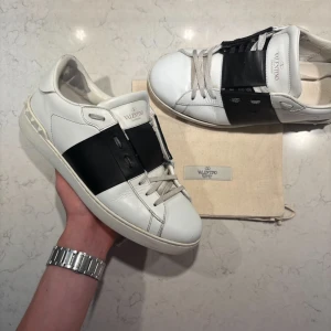Valentino Opens  - Ett par sjukt feta Valentino Opens, bland den snyggaste sommar skon ✨. Riktigt bra skick, självklart äkta! Storlek 42,5 men sitter som 43. Ingår: Dustbag. Nypris ligger runt 7000kr, säljs för 3099kr. 