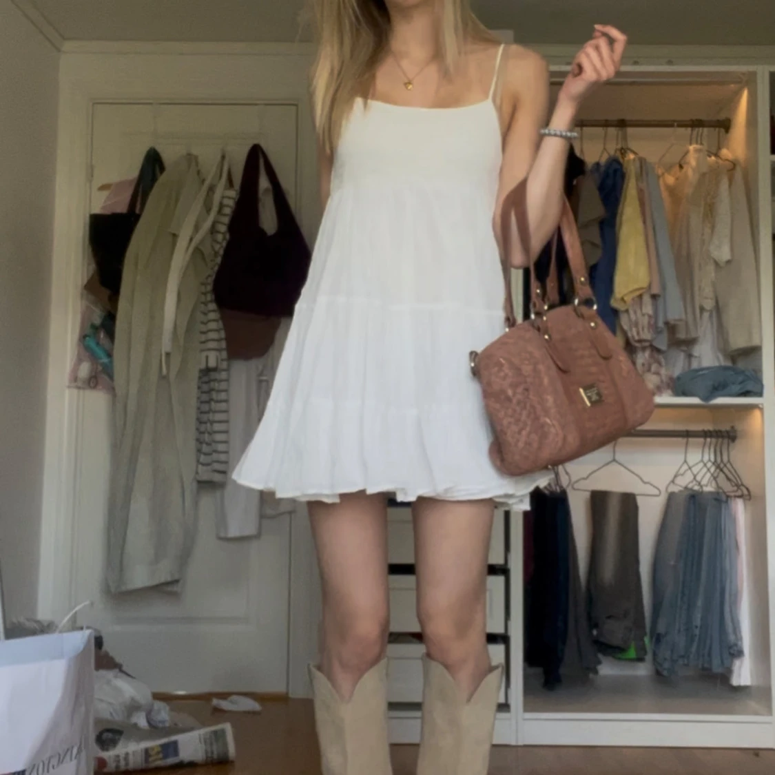 Vit kort sommarklänning med tunna axelband