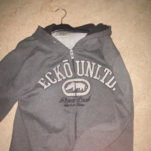 Vintage Zip hoodie  Ecko  - grå hoodie från Ecko Unltd. Ovanlig 