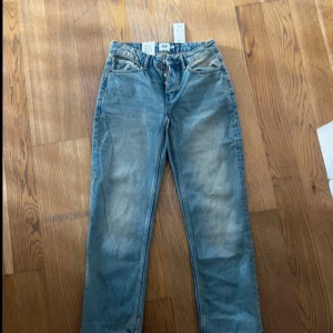 Lågmidjade jeans - Säljer dessa lågmidjade jeans från lager 157. Använda 1 gång. Uppsydda nere vid fötterna men ej något som syns! Passar mig som är 160cm