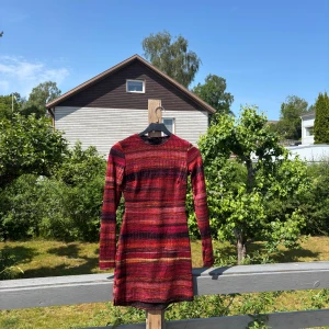 Randig röd kortklänning från NLY One - Röd randig klänning från Nelly. Har varit tight på mig som är m i byxor, men har fått på mig den om jag velat!