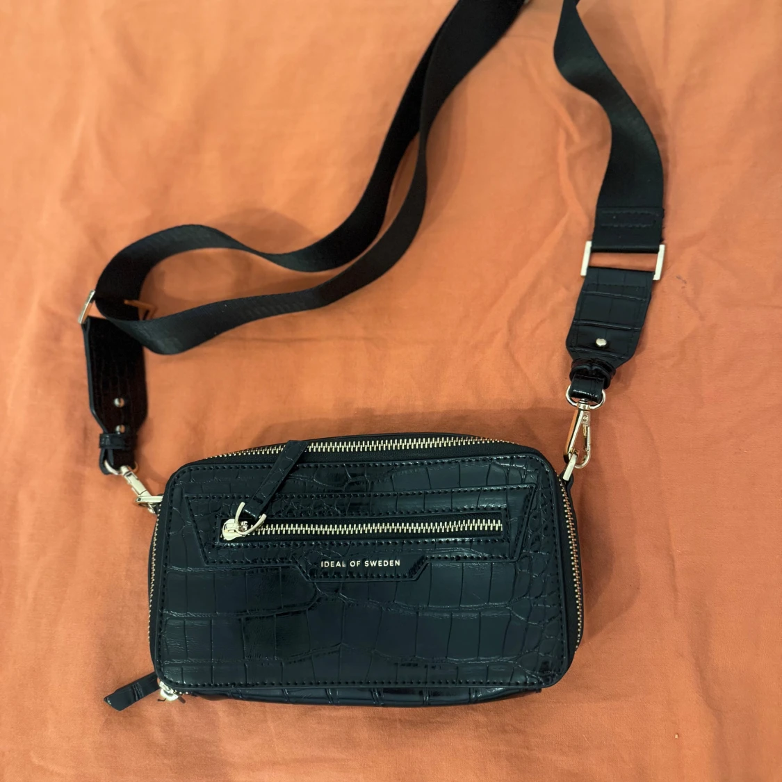 Svart axelväska från Ideal of Sweden