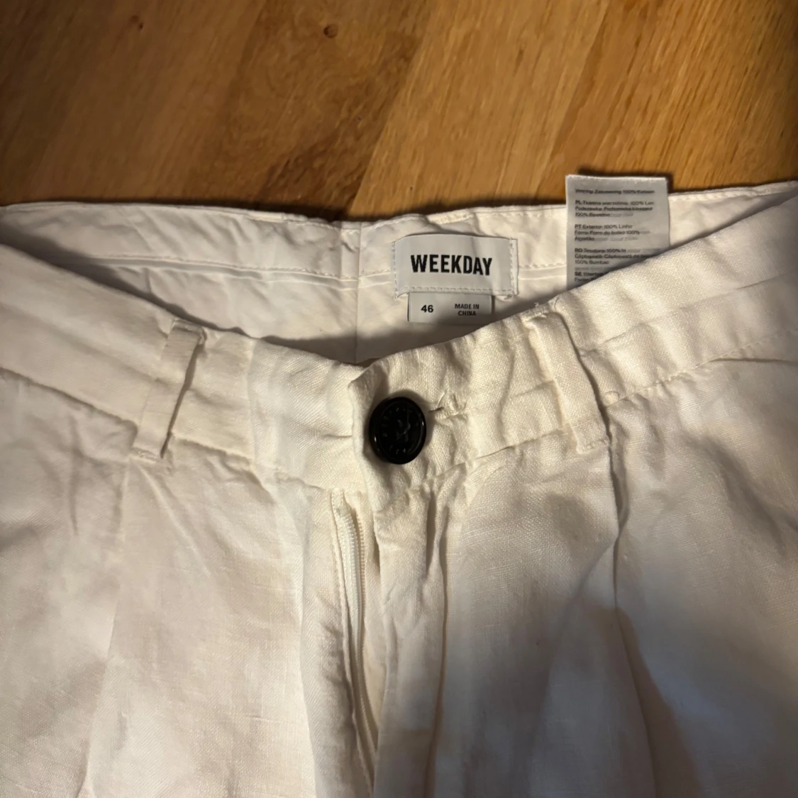 Vita linnebyxor från Weekday, wide fit storlek:46 - 4