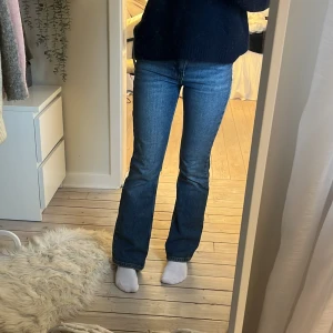 Blå jeans - Säljer ett par klassiska blå jeans i  bra skick. Byxorna är mid waist/low och flare. De är köpta här på plick och även bilderna är härifrån. Från Gina tricot.