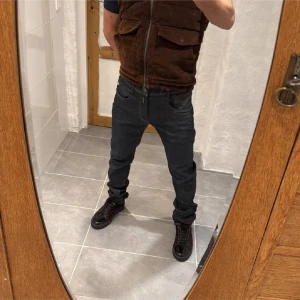 Replay jeans  - Säljer nu dessa Replay jeansen i modellen Anbbas (slim fit) jeansen är i mycket bra skick. Storlek W30 L34. Priset inte hugget i Sten skriv vid frågor eller funderingar 