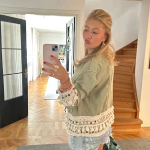 Grön jacka med virkade detaljer - ❤️Kan lägst sälja den för 430!❤️Säljer en ljusgrön jacka med stora virkade och broderade detaljer i vitt och beige längs ärmslut och nederkant. Jackan har två bröstfickor, knappar framtill och en loose passform. Skit snygg populär och slutsåld i perfekt skick, använd gärna köp nu så postar jag så snart jag kan!🩷Från Zara. 