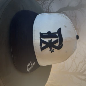 Vit och marinblå keps från New Era - New era fitted använd fåtal gånger. Väldigt fint skick. Storlek 7 1/8 (56,8 cm)