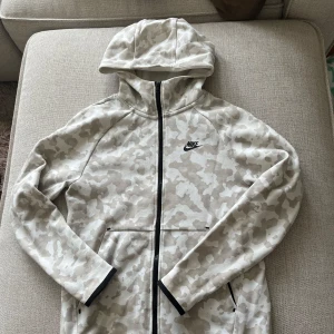 Nike tech fleece - Säljer vit/grå Nike tech hoodie i bra skick, storlek S.