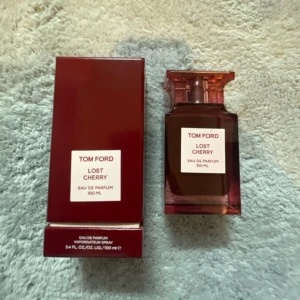 Tom Ford Lost Cherry Eau de Parfum 100 ml - Tom Ford Lost Cherry Eau de Parfum i en lyxig mörkröd glasflaska med matchande kartong. Doften är känd för sina söta och fruktiga körsbärstoner, perfekt för dig som gillar unika och exklusiva parfymer. Flaskan rymmer 100 ml och har en elegant design.😊