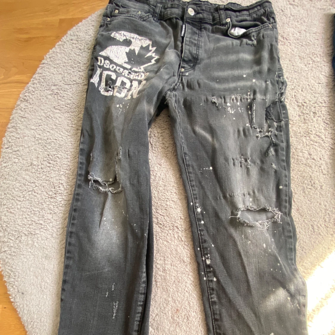 Svarta jeansbyxor med tryck från Dsquared2