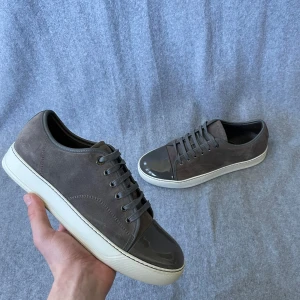 Lanvin skor  - Säljer ett par Lanvins som är HELT NYA! Storlek UK 7 men är stora i storleken så sitter som 42/42,5! Hör gärna av dig om du har frågor! 