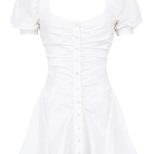 Vit kortklänning med puffärm och knappar - Superfin vit klänning med puffärmar och knappar längs hela framsidan. Klänningen har en söt, feminin siluett med rynkade detaljer framtill. Perfekt för sommarens alla tillfällen!