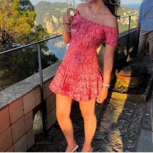 Rosa offshoulder kortklänning med volang - Jag har denna jätte söta klänning från hm som tyvärr är på gränsen till lite för kort för mig då jag är ganska lång och undrar därför om nånog som har denna i M är intresserad av att byta den mot min i S. Kan även tänka mig att sälja om jag får ett bra prisförslag💕💕(inte mina bilder)