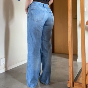 Jeans Straight Leg  - Blå jeans från Weekday i modellen Ample Low Loose. Byxorna är midwaist, raka vida ben och klassisk femficksdesign. Säljer då de är för små.