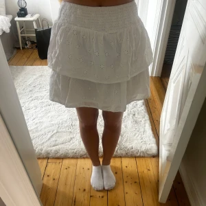 Kjol från Gina Tricot - Säljer en volangkjol från gina young utan defekter och knappt använd. 