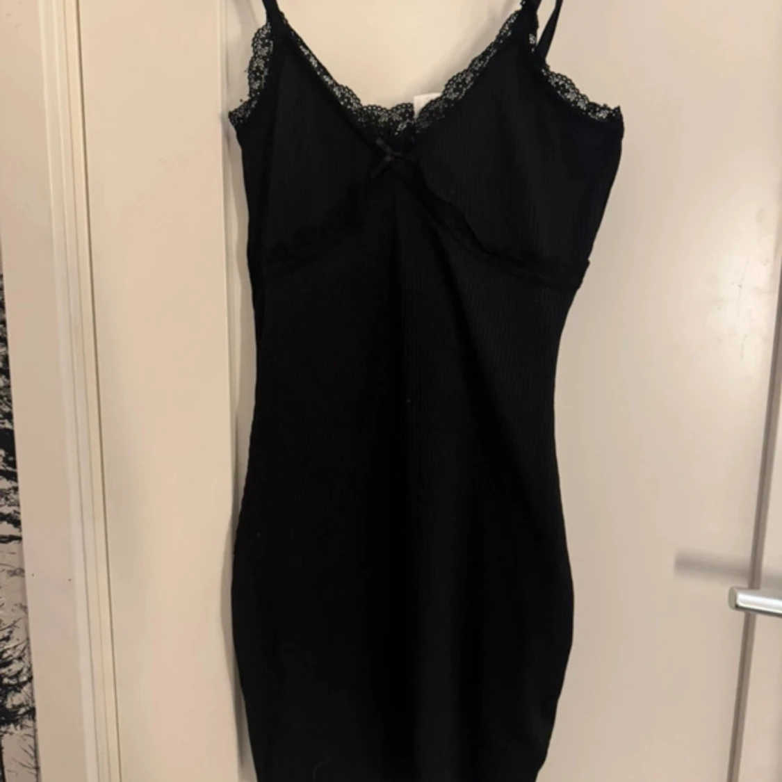 Svart ribbad klänning med spetsdetaljer