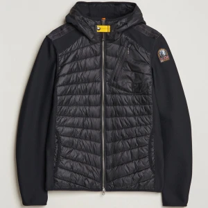 Svart pufferjacka från Parajumpers - Någon som vill byta denna cardigan mot nån annan jacka, den ha något små hål men inget som syns.