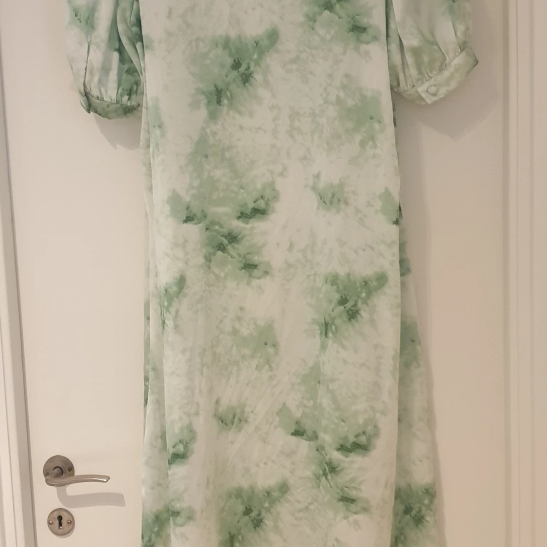 Grön och vit långklänning med knappar - 2