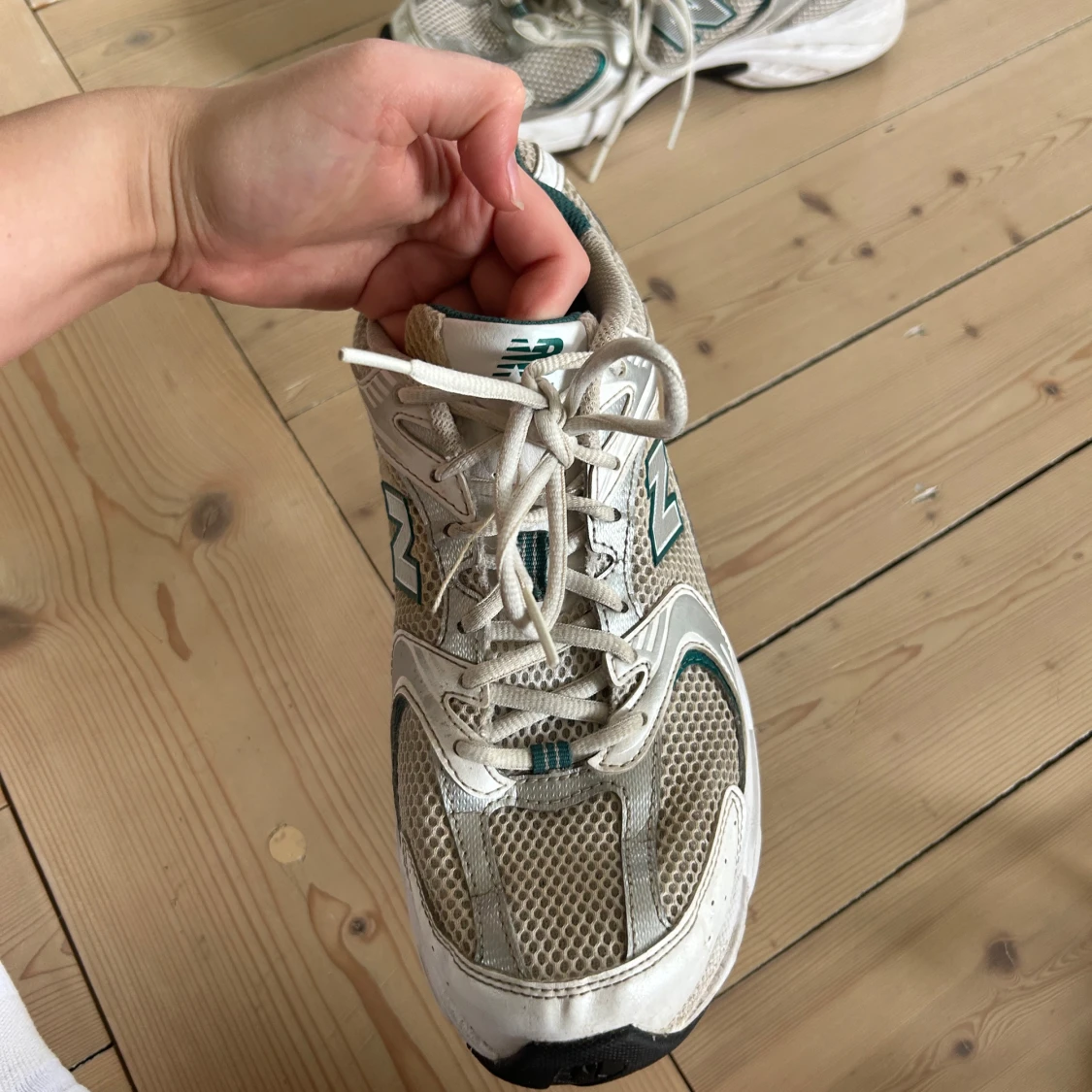 Gråa New Balance sneakers med gröna detaljer - 2