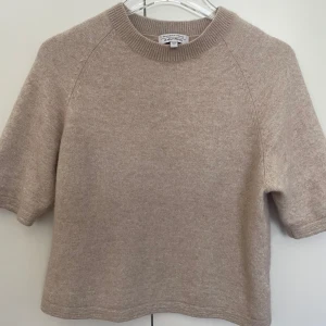 Other stories stickad T-shirt  - Stickad tshirt från Other stories i beige, superbra skick, inga defekter alls! 