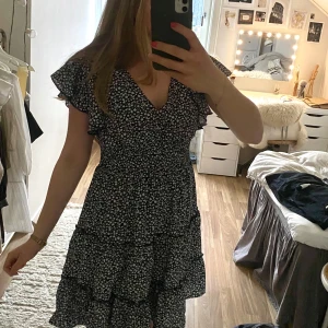 Blommig volangklänning - Supersöt blå blommig volang klänning! 🌼🌸