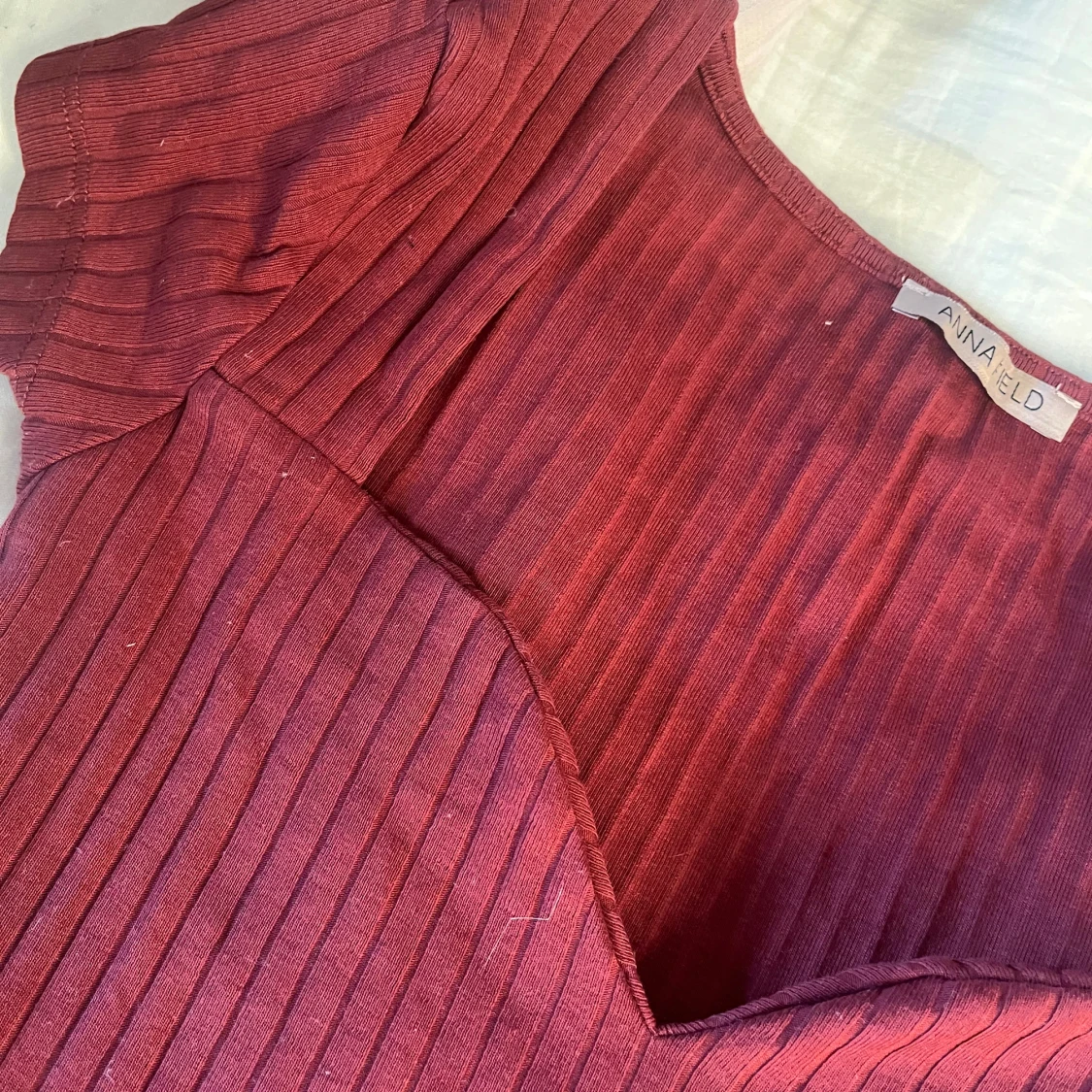 Vinröd ribbad klänning från Anna Field