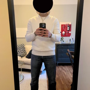 Vit stickad zip-tröja  - Vit stickad zip-tröja från ZARA. Använd ett fåtal gånger. Fint skick