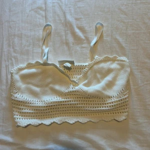 Vit virkad topp - En söt vit virkad linnetopp med smala axelband och vågig kant nertill. Mer som one size även om det är strl m, jätte stretchig. Aldrig använd 