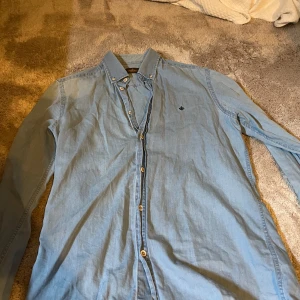 Ljusblå skjorta från Morris - Säljer en ljusblå skjorta från Morris med klassisk krage och knappar framtill. Riktigt skygg storlek S