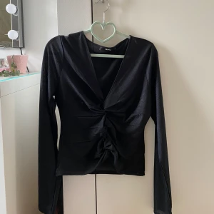 Svart långärmad topp  - Snygg svart långärmad topp från Bik Bok i stolek L.🖤