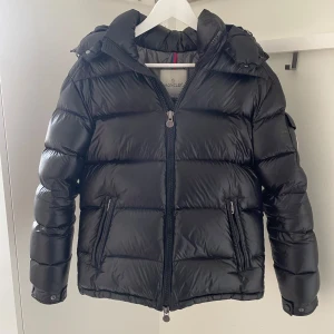 Moncler Maya - Säljer nu denna Maya dunjacka från Moncler (ej äkta). Den är i väldigt bra skicka då den endast använts en vinter, men har dock en liten defekt på vänster ärmen. Bytes helst mot en Canada goose Macmillan annars säljs den för 1700kr (priset kommer öka inför vintern). För mer information eller bilder är det bara att skicka ett meddelande! 🤝🤝