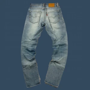 Levis 512 jeans - Säljer ett par klassiska ljusblå Levis 501 jeans med raka ben och normal passform. Jeansen har fem fickor, knappgylf och den ikoniska Levis-lappen bak i midjan. Perfekta för en avslappnad stil. W-29
