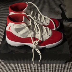 Nike Air Jordans 11 Cherry - Säljer ett par Nike Air Jordans cherry. Ny skick    Box ingår. Nypris 2200