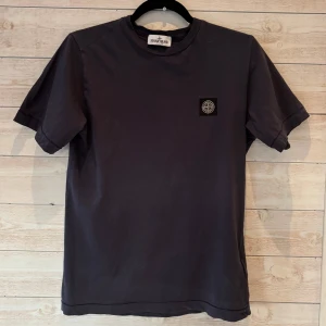 Stone Island T-shirt✨ - Stilren stone Island T-shirt i färgen mörkblå | nypris: 1199kr | Junior storlek=sitter som S vuxen | deffekt syns på sista bilden(syns ej vid användning) skriv vid fundering😊//GC