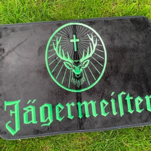 Jägermeister matta - En Jägermeister matta i toppenskick. Den är svart med grön text och symbol.