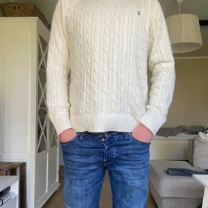 Vit kabelstickad tröja från Polo Ralph Lauren - Tja säljer min stickade ralp Lauren tröja, tröjan är storlek XL barn och passar mig som är 1,77 lång 