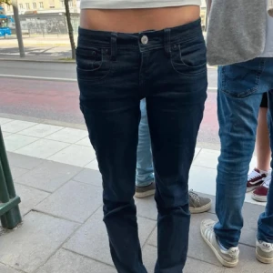 Mörkblå jeans från LTB - Snygga mörkblå jeans från LTB med klassisk knappgylf. Perfekta för en stilren look. Lånade första bilder!