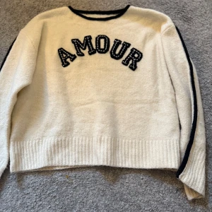 Amour stickad tröja  - Jätte fin tröja u! Säljer då den inte kommer till användning💞 