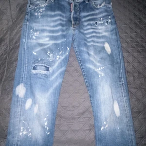 Dsquared2 ljusblå slitna jeans - Ljusblå jeans från Dsquared2  Helt nya knappt använda Toppen skick! - StL 46 äkta Dsq nypris 11,000kr säljer dessa nu 5600! Först till kvarn pris kan diskuteras 😁