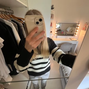 Svart och vit randig stickad tröja från Gina Tricot - Säljer en svart och vit stickad tröja från Gina Tricot, i storlek 146-152 Men skulle säga att den passar XXS, XS och S. Tröjan har lång ärm och rund halsringning. Perfekt för dig som gillar en klassisk och stilren look.