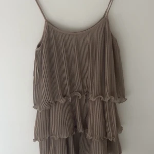 Volang klänning - Säljer denna jätte fina volang klänning som inte går att köpa längre. St är M men sitter mer som S💞